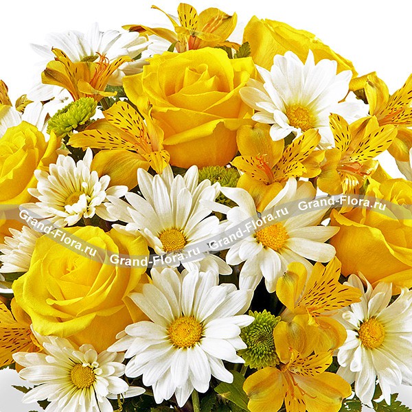 Золотое сердце - букет из желтых роз и хризантем